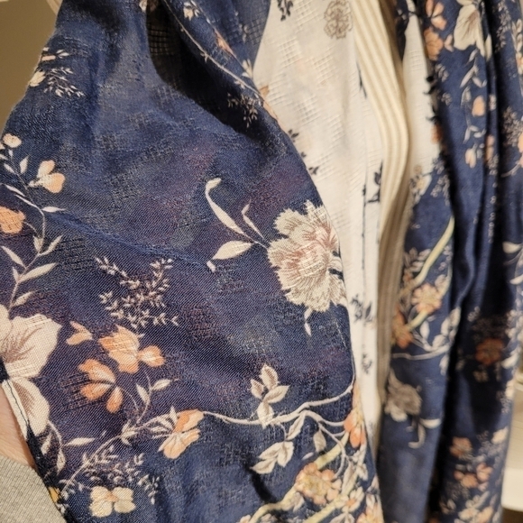 Spring floral lightweight scarf wrap - Picture 9 of 13